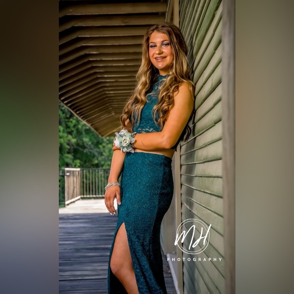 Blue prom dress more like teal!! Two piece, it’s very comfy and very stretchable - Picture 3 of 6